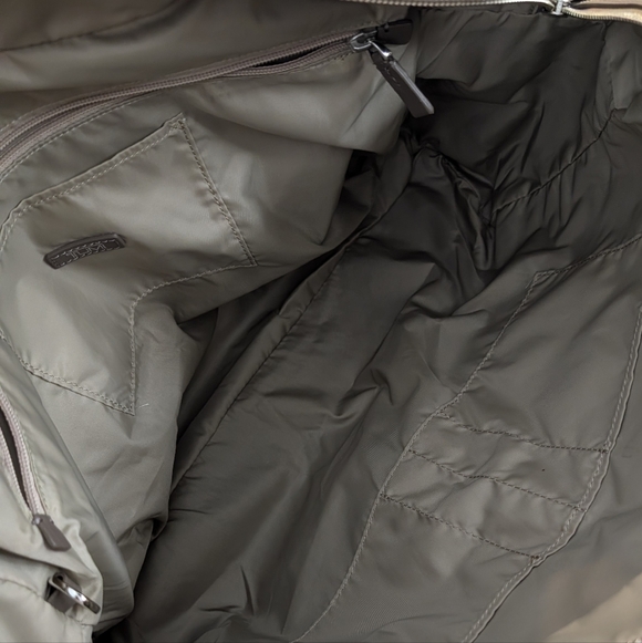 TUMI Voyageur Q-Tote - NWOT Mink - Silver - Includes lock & key - Picture 8 of 14